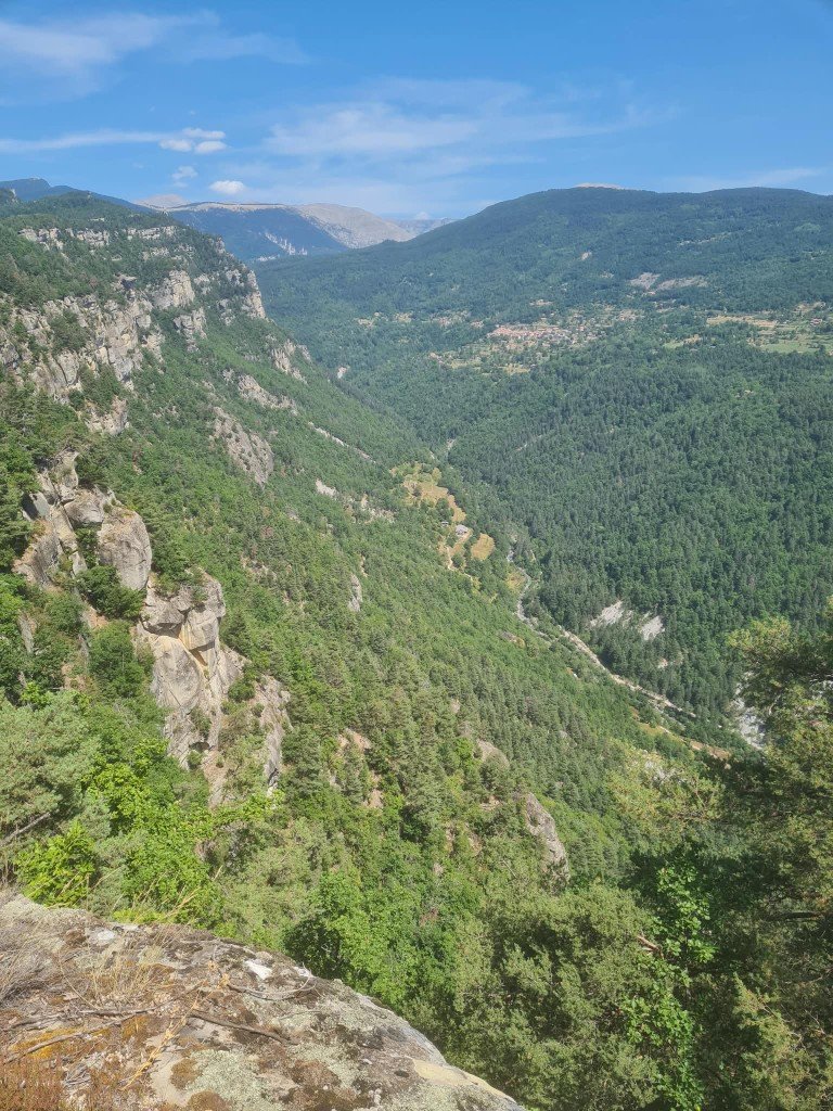 Falaises de grès et vallée boisée du site d'Atinouwa, Alpes de Haute-Provence