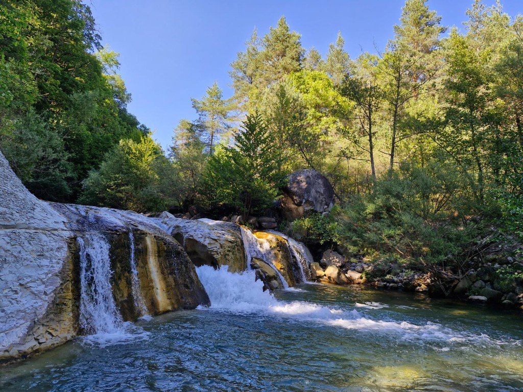 Cascade du torrent Coulomp sur le site sacré d'Atinouwa, à Annot